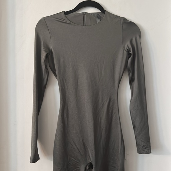 SKIMS ALL-IN-ONE SHINE CREW NECK LONG SLEEVE ONESIE IN GUNMETAL - Picture 6 of 9